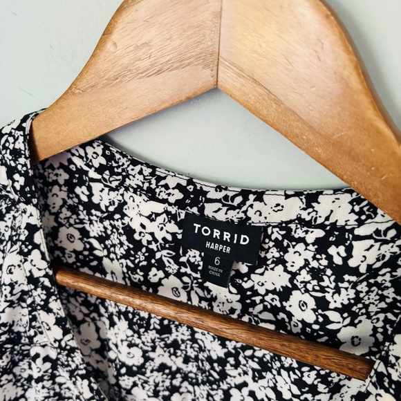 Torrid Torrid Ruched Sleeve Floral Harper Blouse Size 6X - Picture 5 of 5